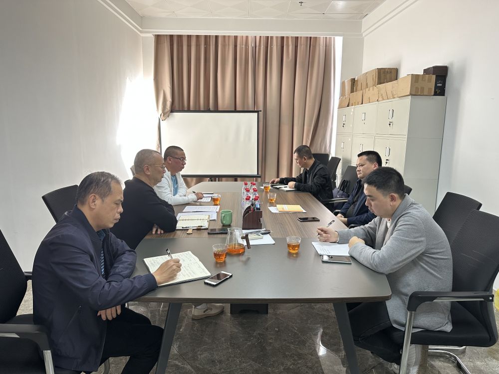 市住建局党组成员、总工程师雷锻炼同志带队到市建协调研协会换届工作